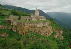 Vorderasien, Armenien: Im Land der Aprikosen – Haus am Berghang